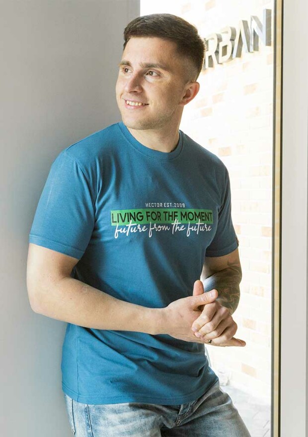 Футболка чоловіча living for the moment 22033