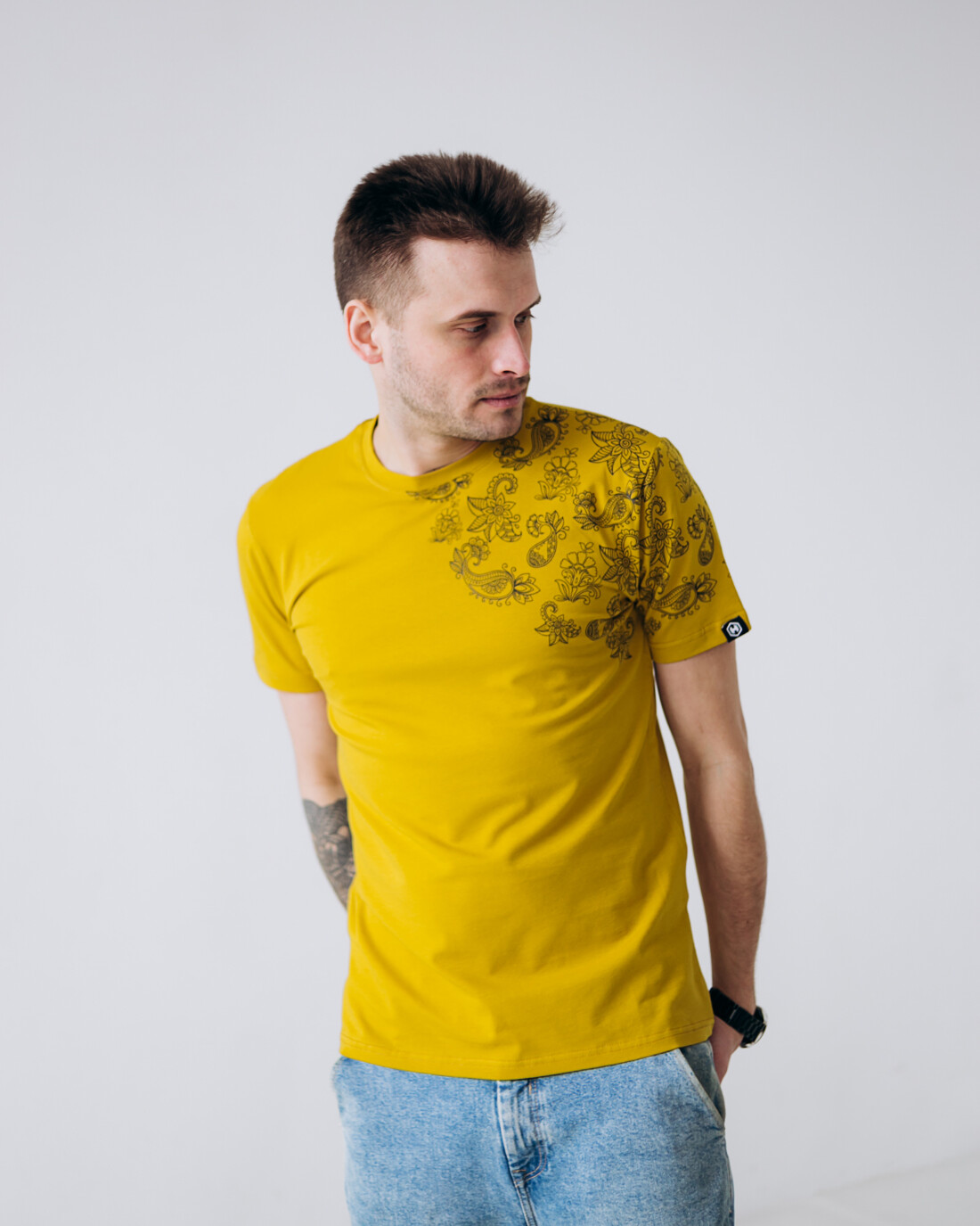 Мужская футболка с оригинальными узорами 40105