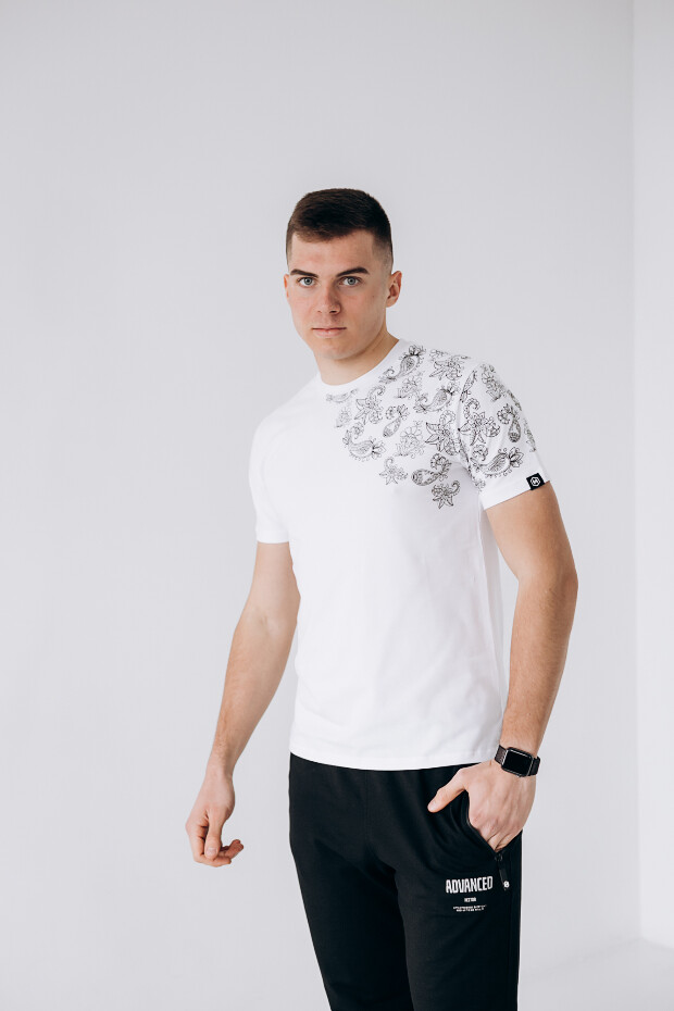 Чоловіча футболка з оригінальними візерунками 40105