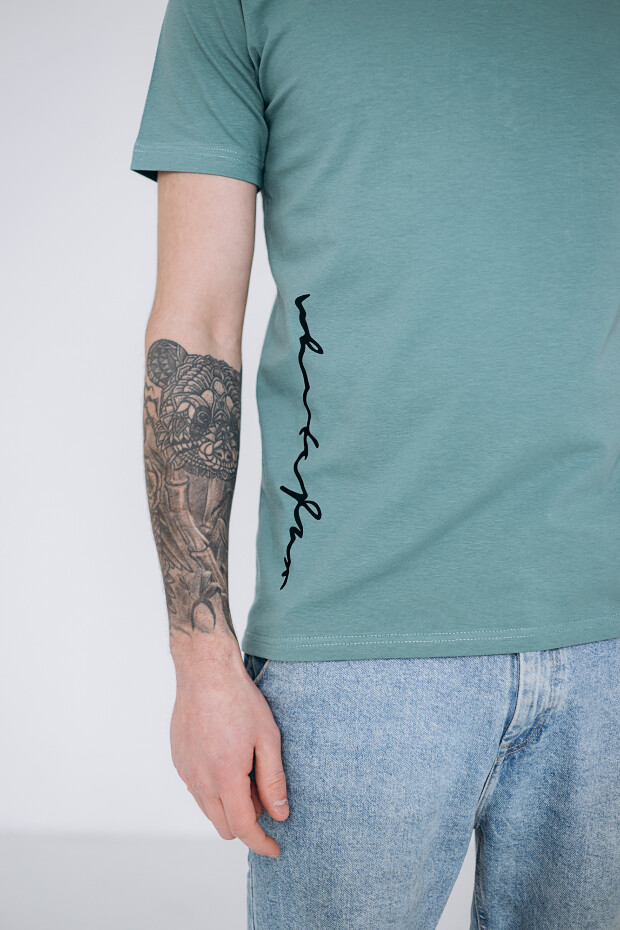 Чоловіча футболка з вертикальним принтом 40109