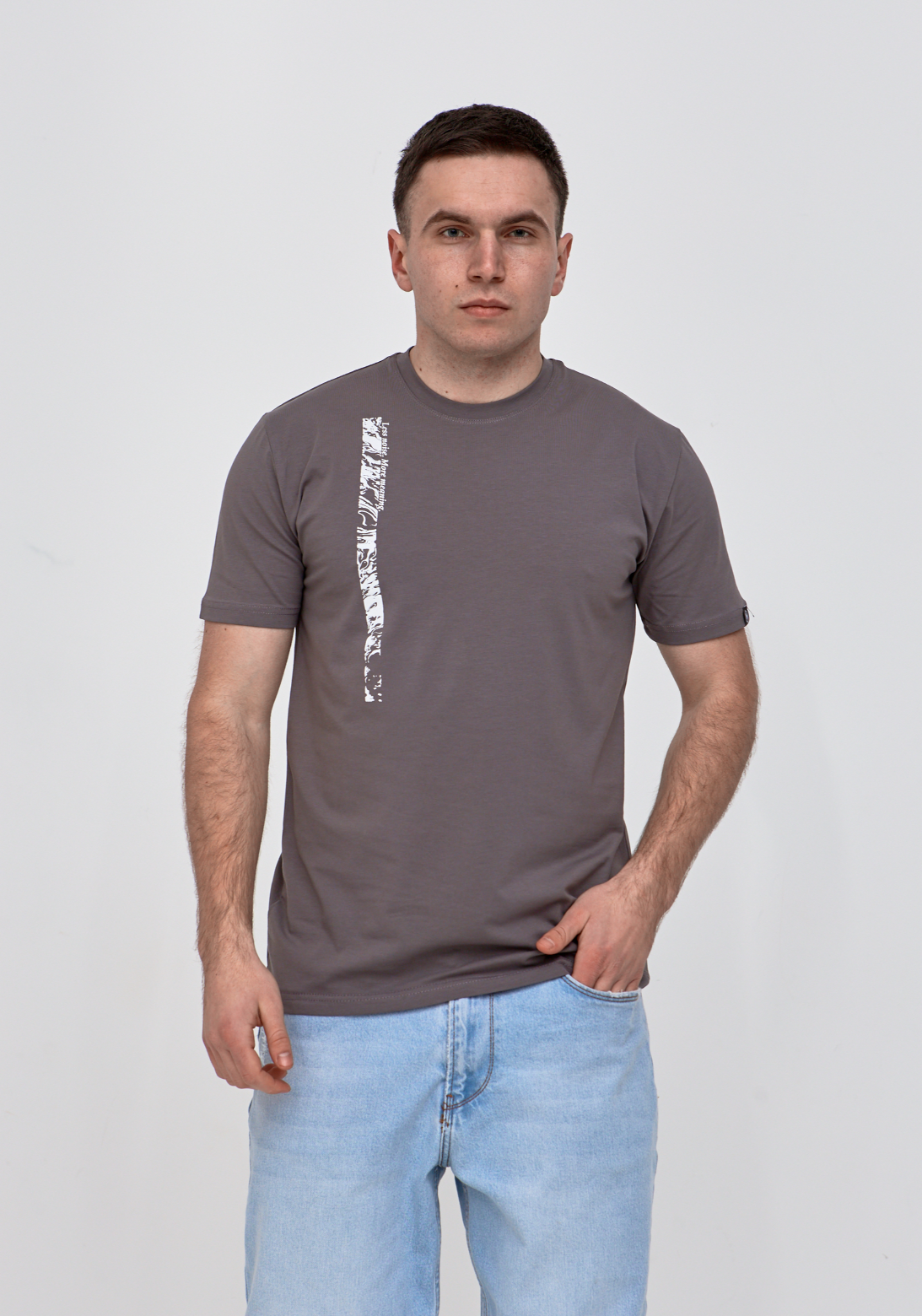 Оригінальна футболка з принтом LESS NOIS. MORE MEANING 42022