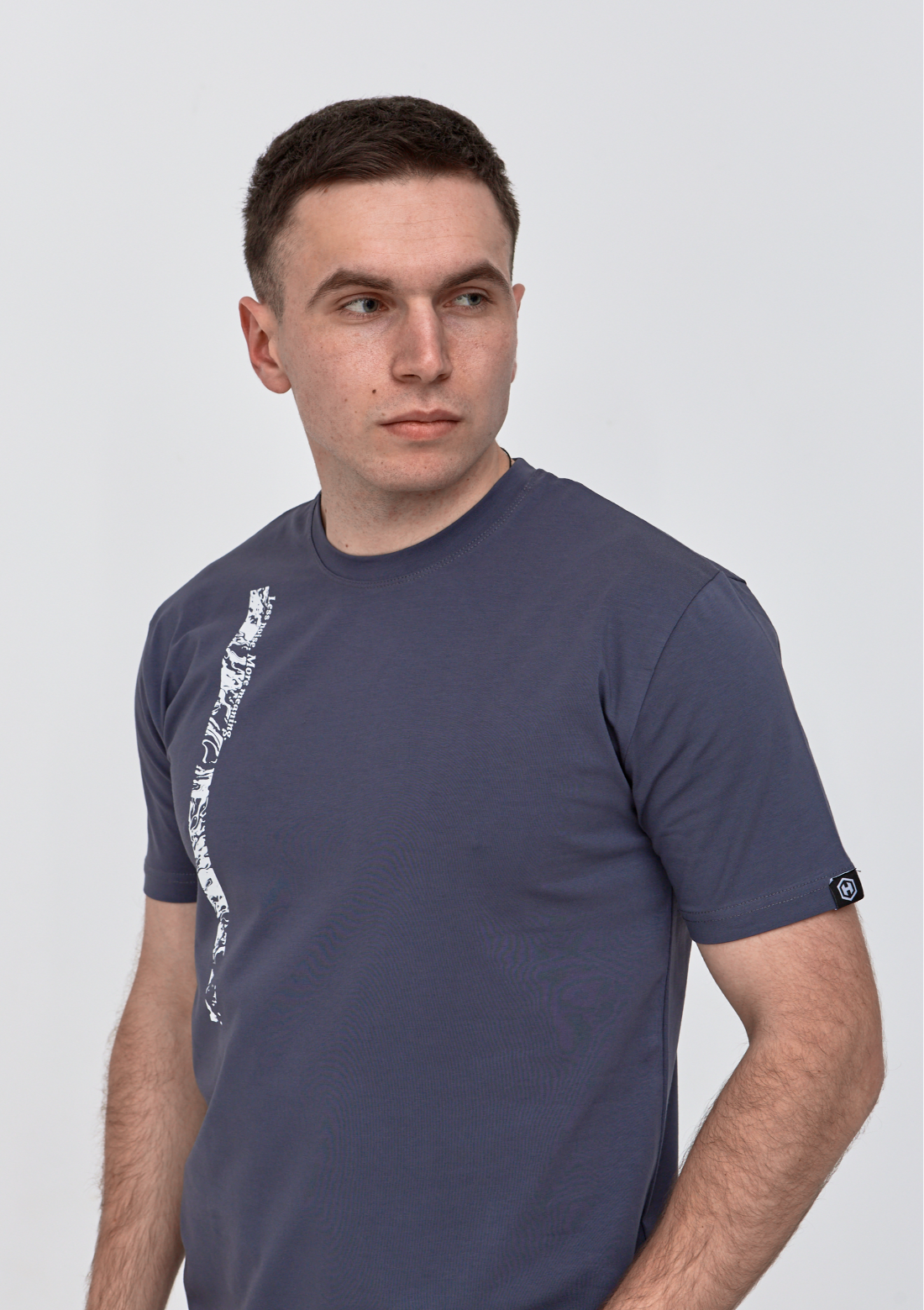 Оригінальна футболка з принтом LESS NOIS. MORE MEANING 42022