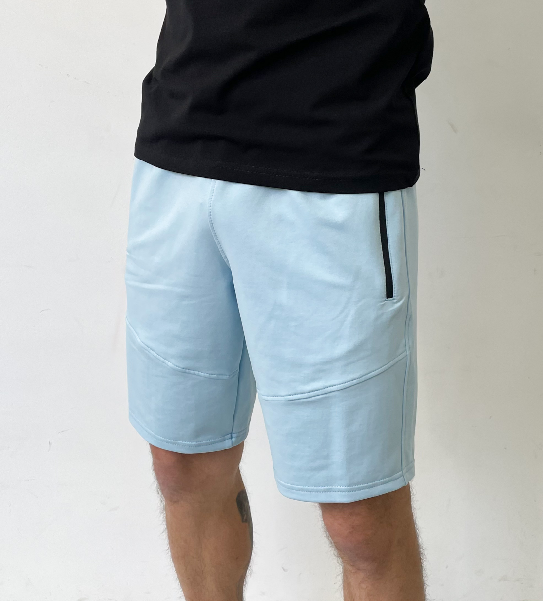 Спортивные шорты, резанные с карманами на молнии 25043