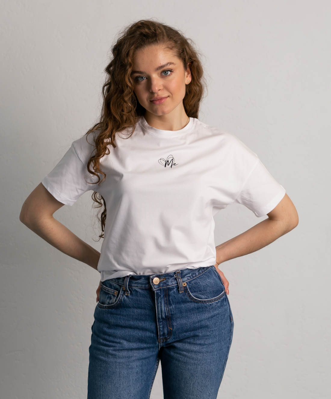 Женская футболка со спущенной линией плеча и принтом Me 24552
