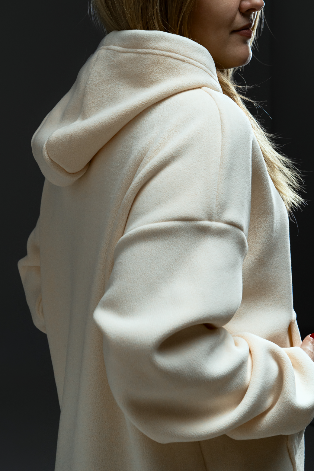 Тепла флісова толстовка зі спущеним плечем 24221