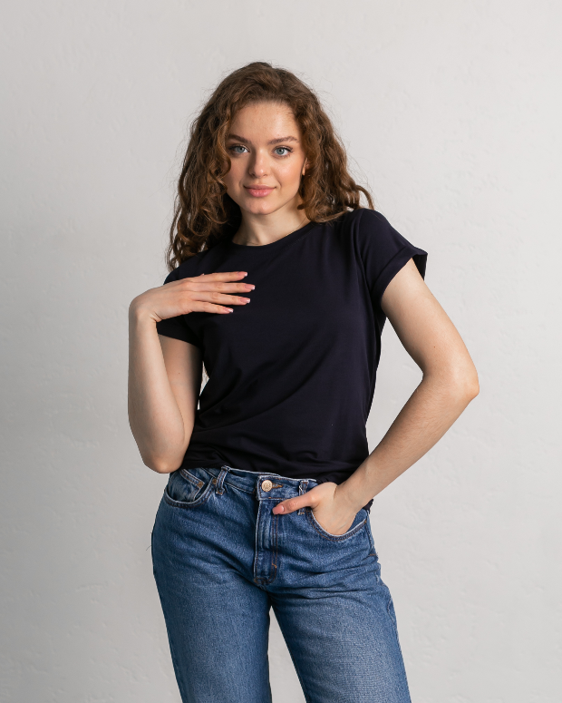 Женская базовая футболка с подкаченым рукавом 24501