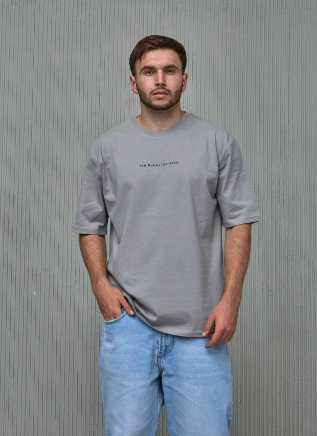 Футболка oversize з принтом TOO MUCH/TOO SOON Hector 40493