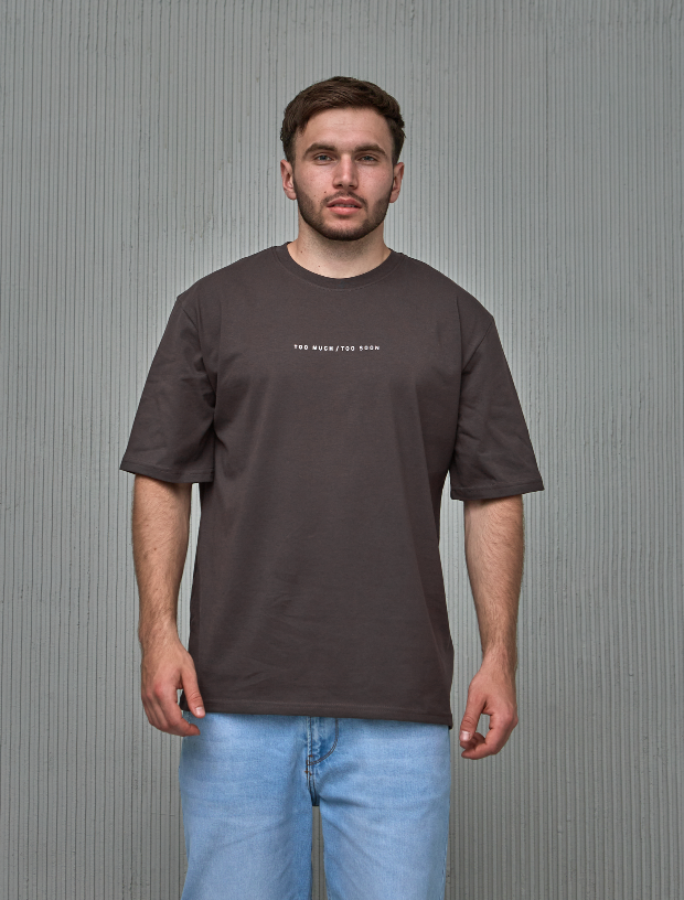 Футболка oversize з принтом TOO MUCH/TOO SOON Hector 40493