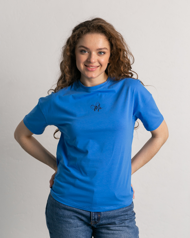 Жіноча футболка зі спущеною лінією плеча та принтом Me 24552
