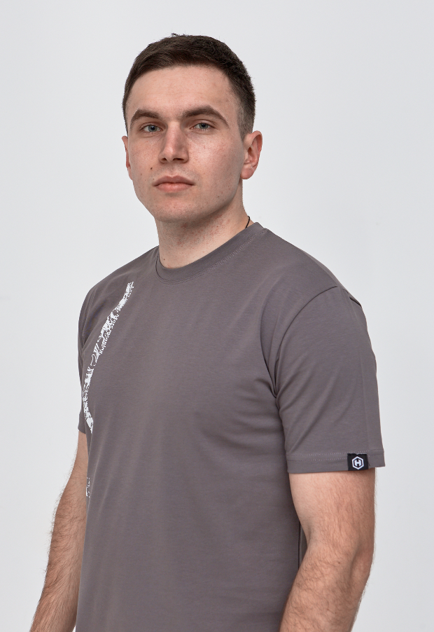 Оригінальна футболка з принтом LESS NOIS. MORE MEANING 42022