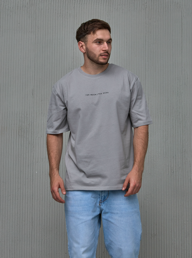 Футболка oversize з принтом TOO MUCH/TOO SOON Hector 40493