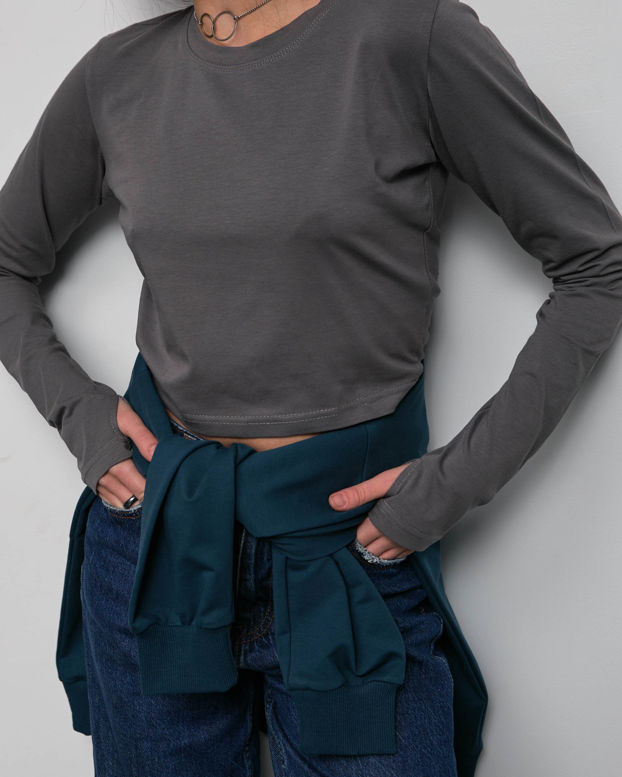 Жіночий вкорочений лонгслів з отвором для пальця на рукаві Hector 24701