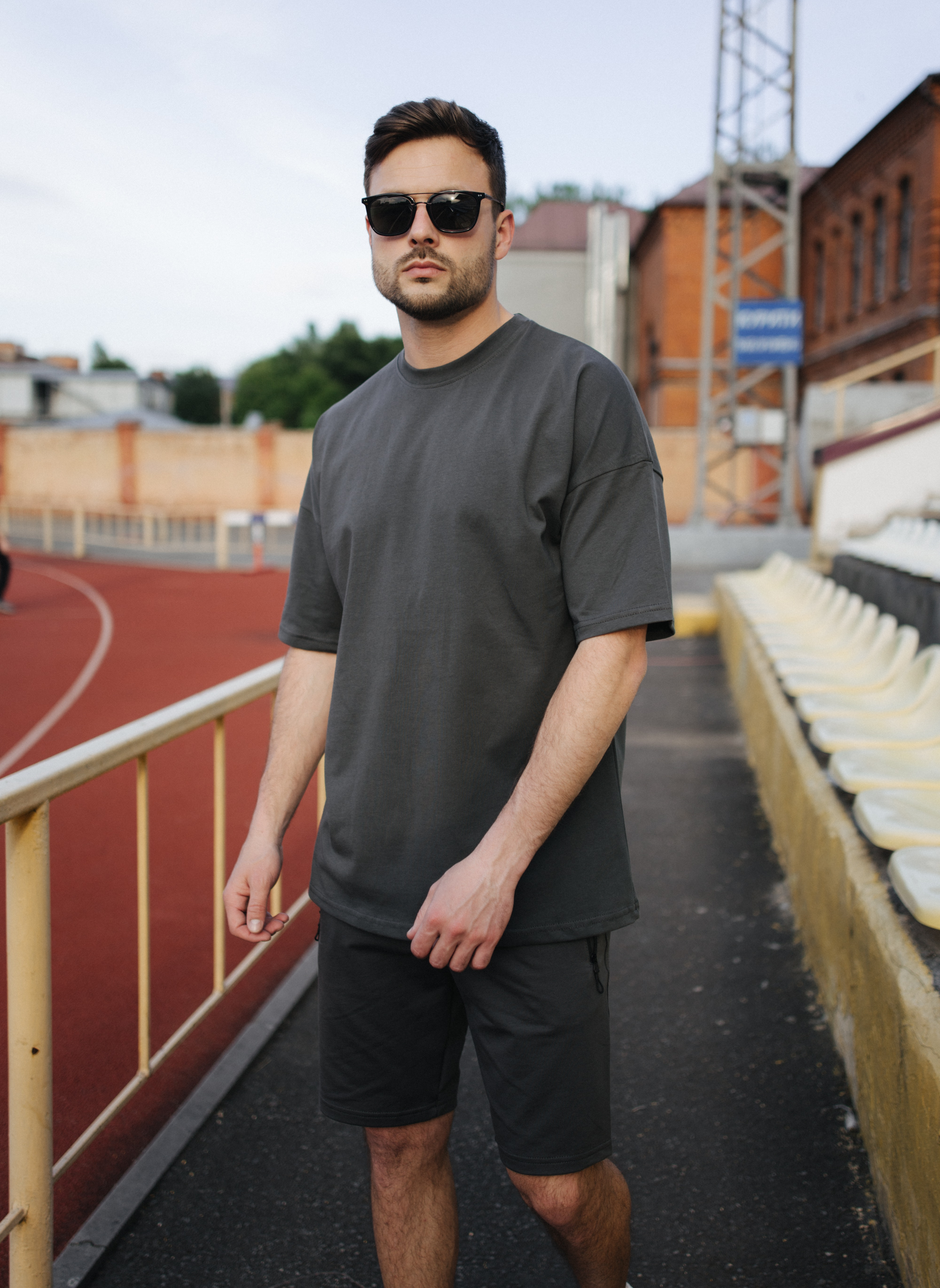 Футболка oversize зі спущеним плечем 40315