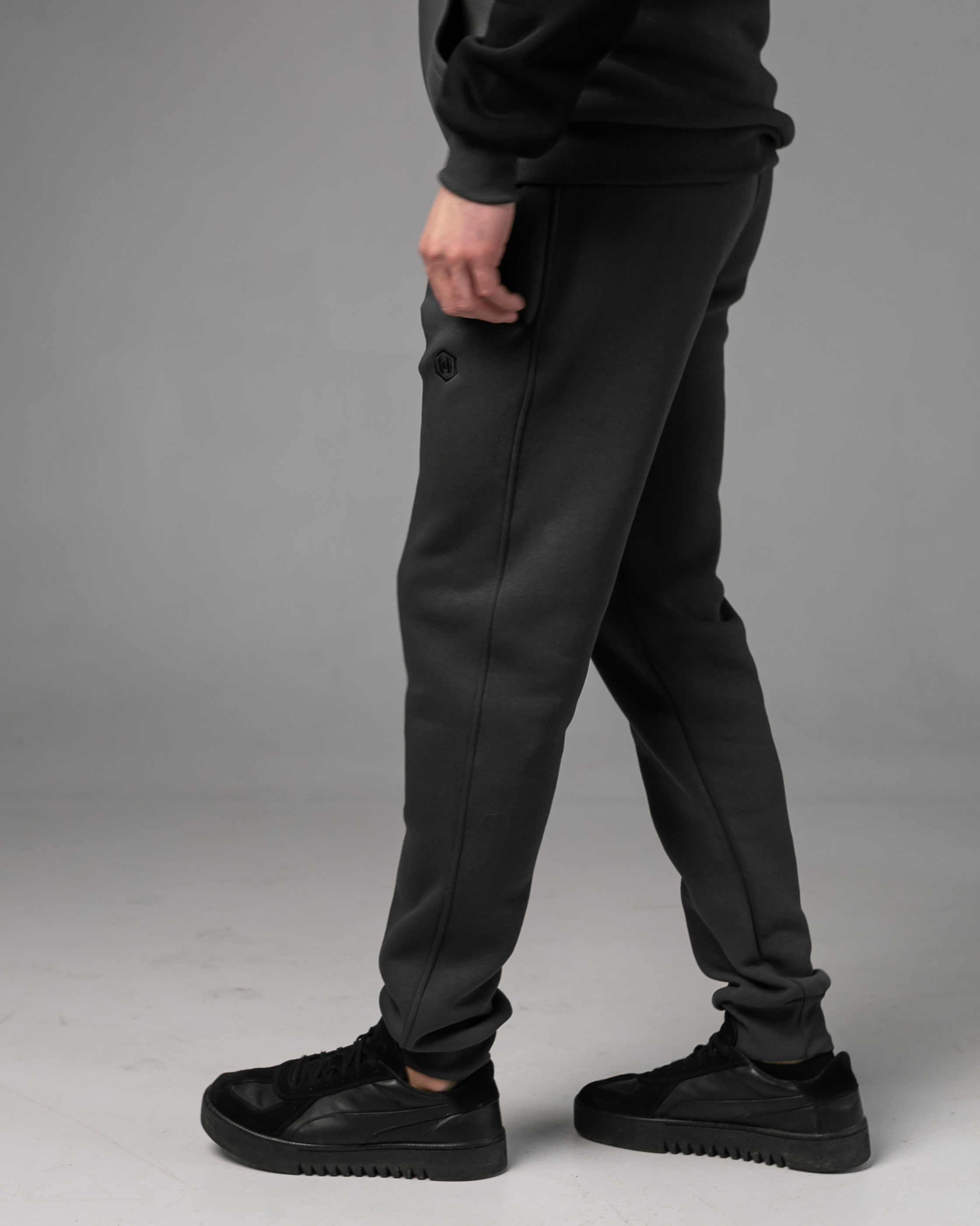 Теплые спортивные штаны на манжетах с вышивкой 30667