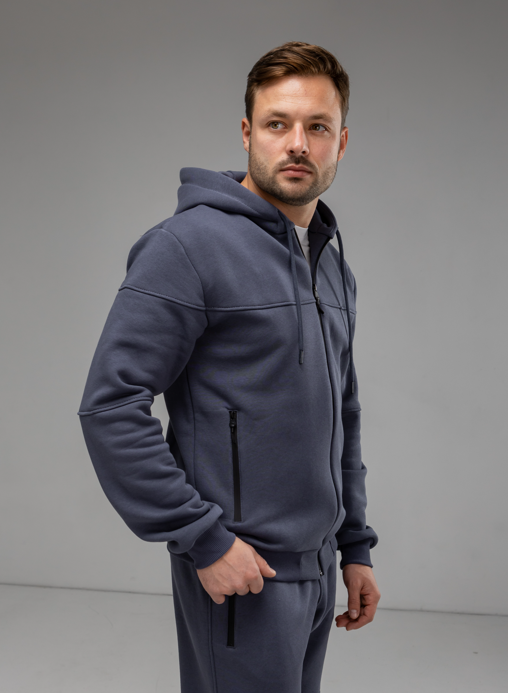 Спортивний костюм із кофтою на застібці та штанах на манжетах 30570