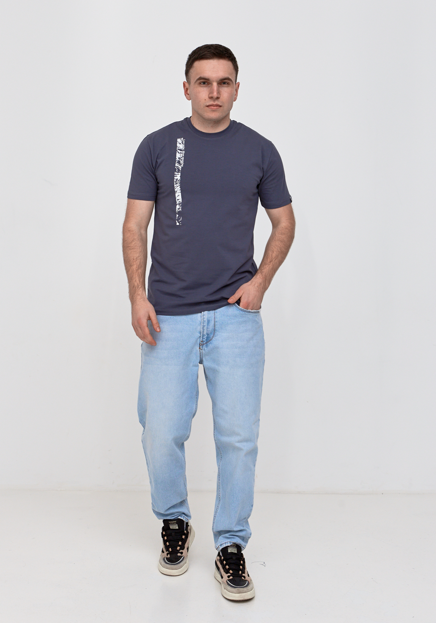 Оригінальна футболка з принтом LESS NOIS. MORE MEANING 42022