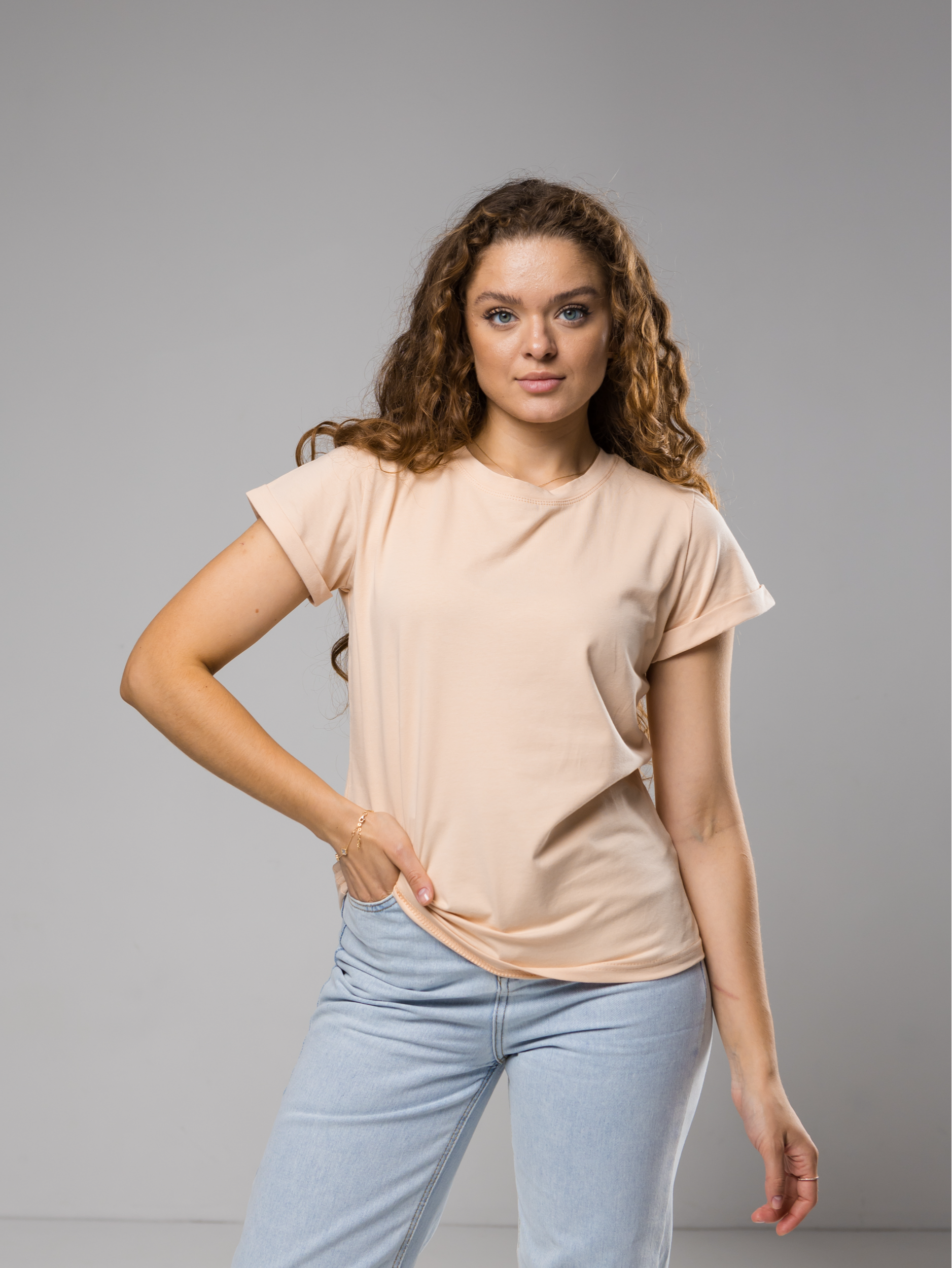 Жіноча базова футболка з підкаченими рукавами 24501