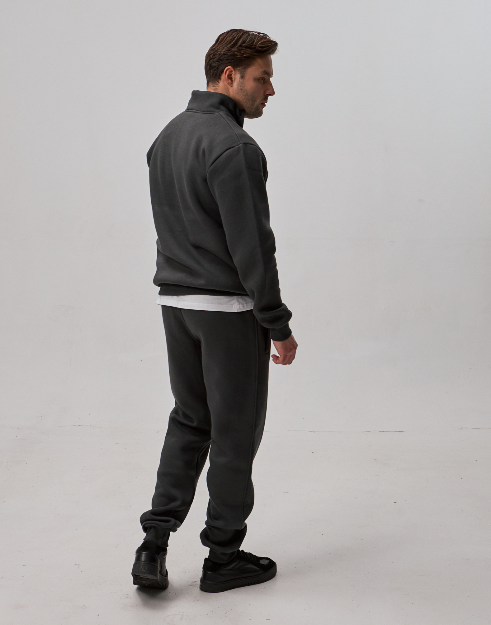 Теплый мужской костюм с воротником-стойкой и короткой застежкой 30593