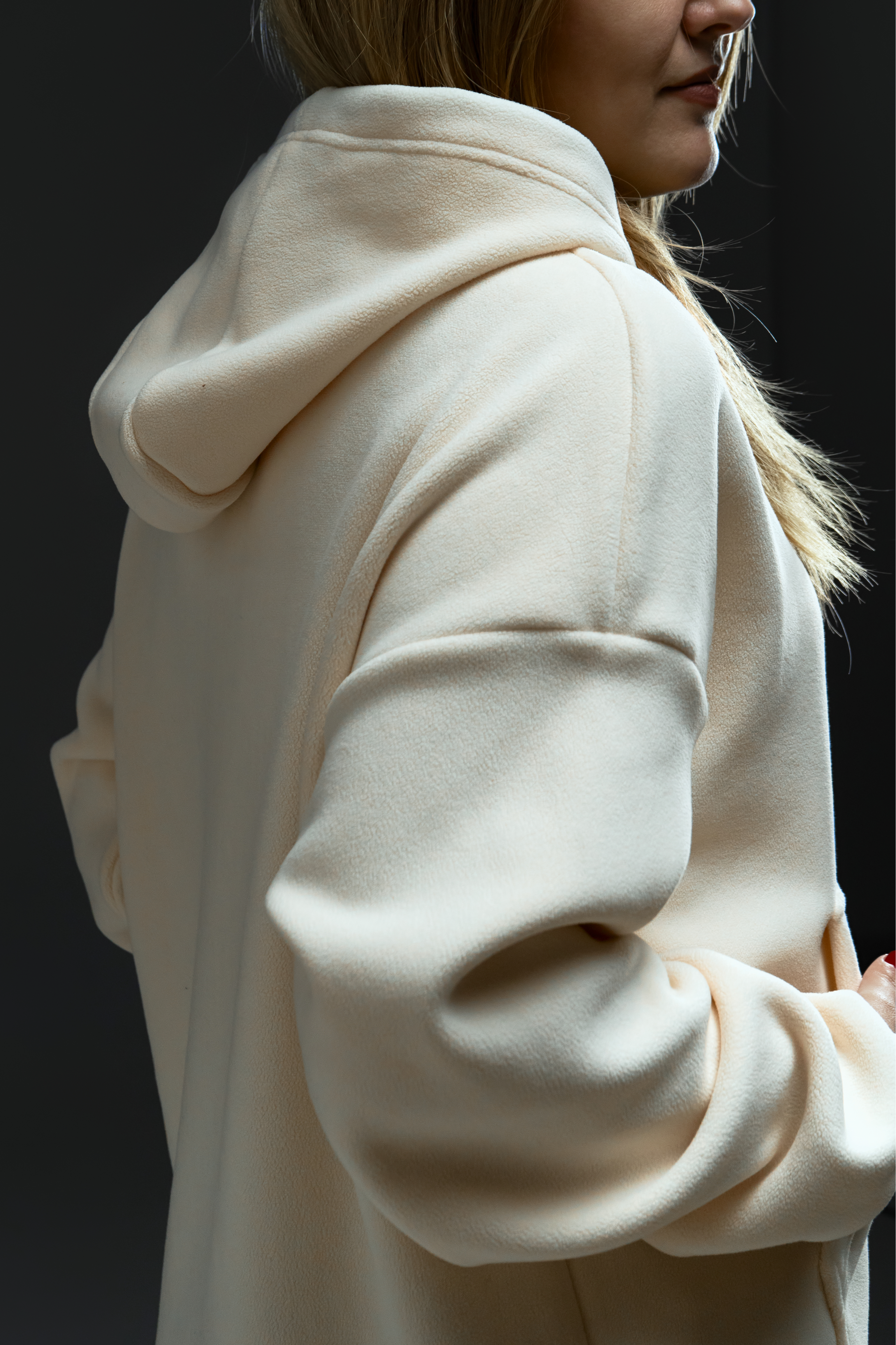 Тепла флісова толстовка зі спущеним плечем 24221