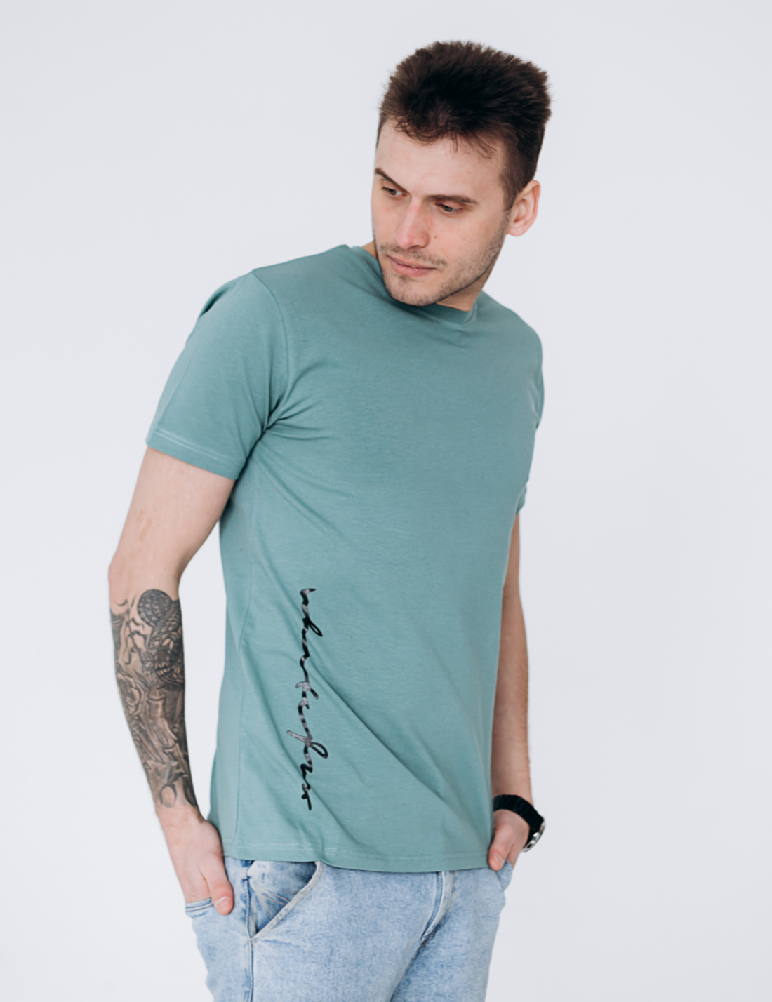 Мужская футболка с вертикальным принтом 40109
