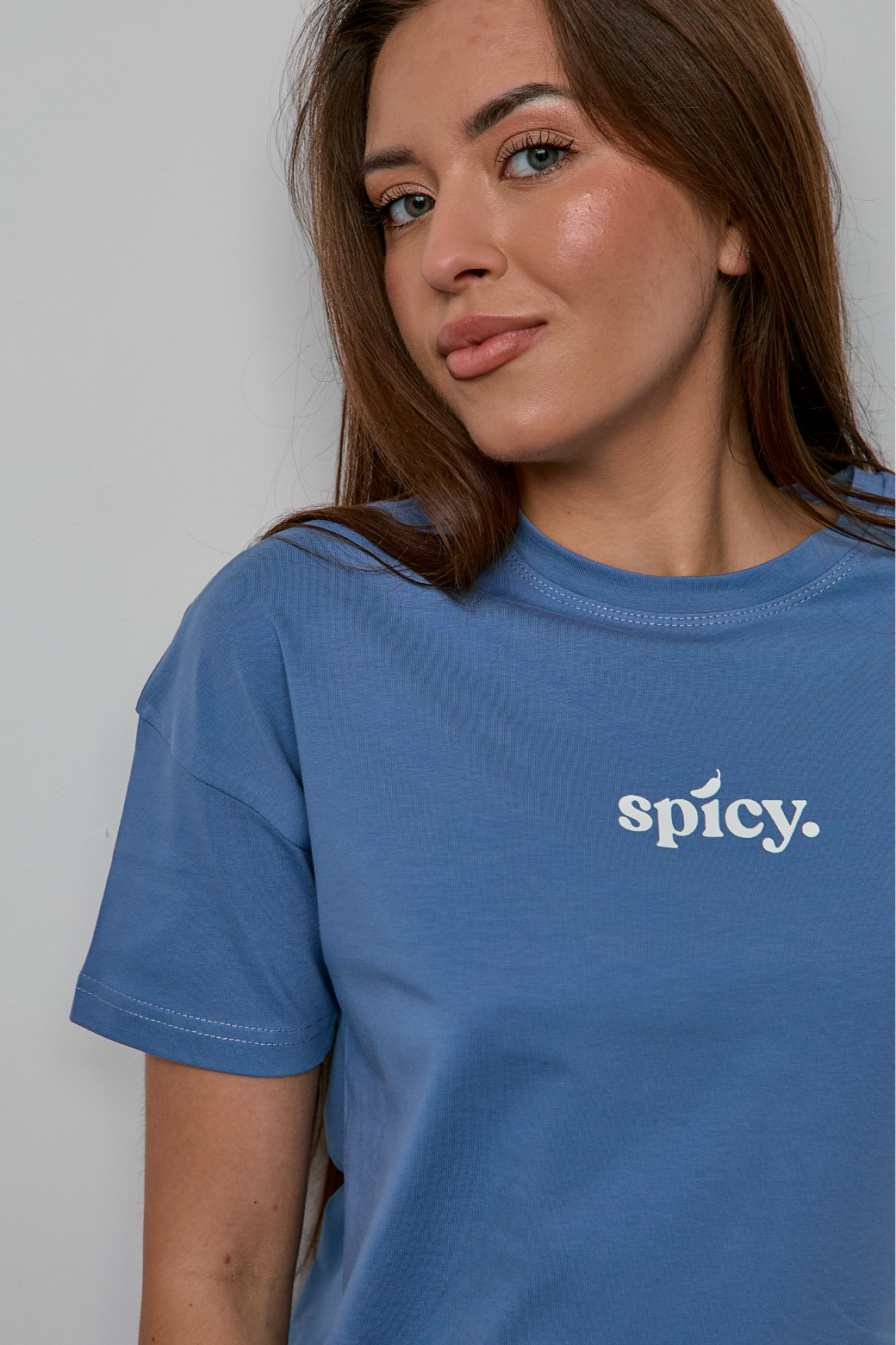 Жіноча футболка зі спущеним плечем SPICY 24567