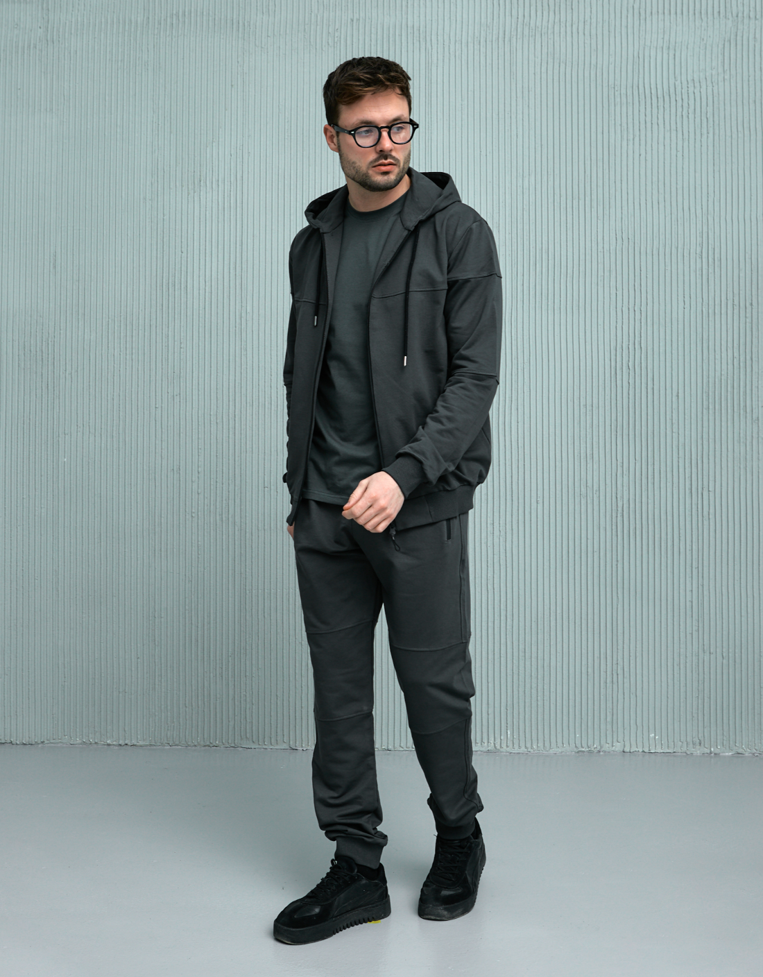 Спортивний костюм із кофтою на застібці та швами на штанах 17420