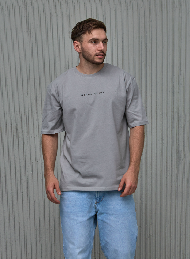 Футболка oversize з принтом TOO MUCH/TOO SOON Hector 40493