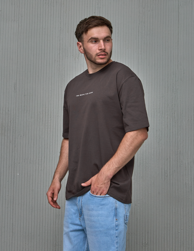 Футболка oversize з принтом TOO MUCH/TOO SOON Hector 40493