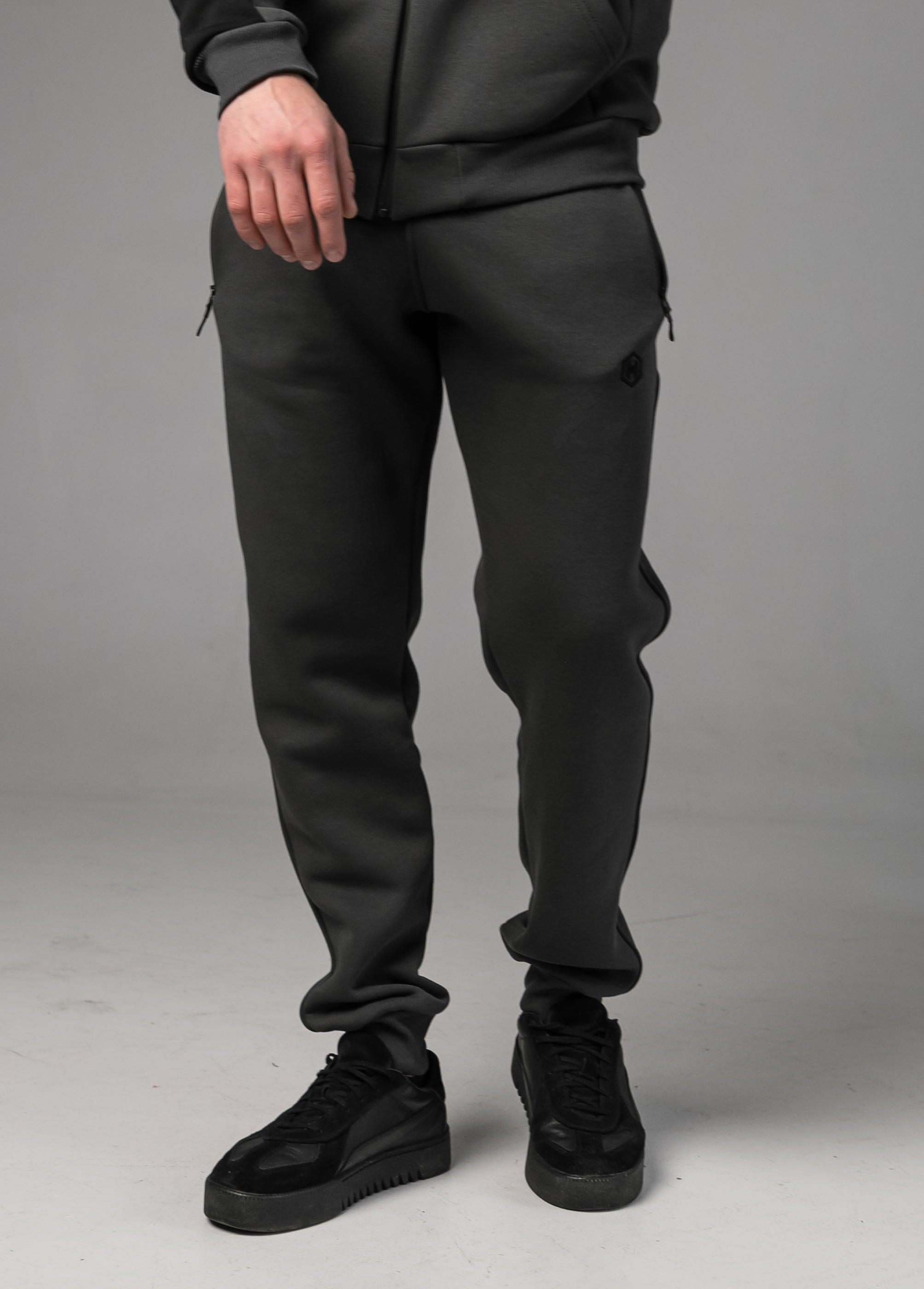 Теплые спортивные штаны на манжетах с вышивкой 30667