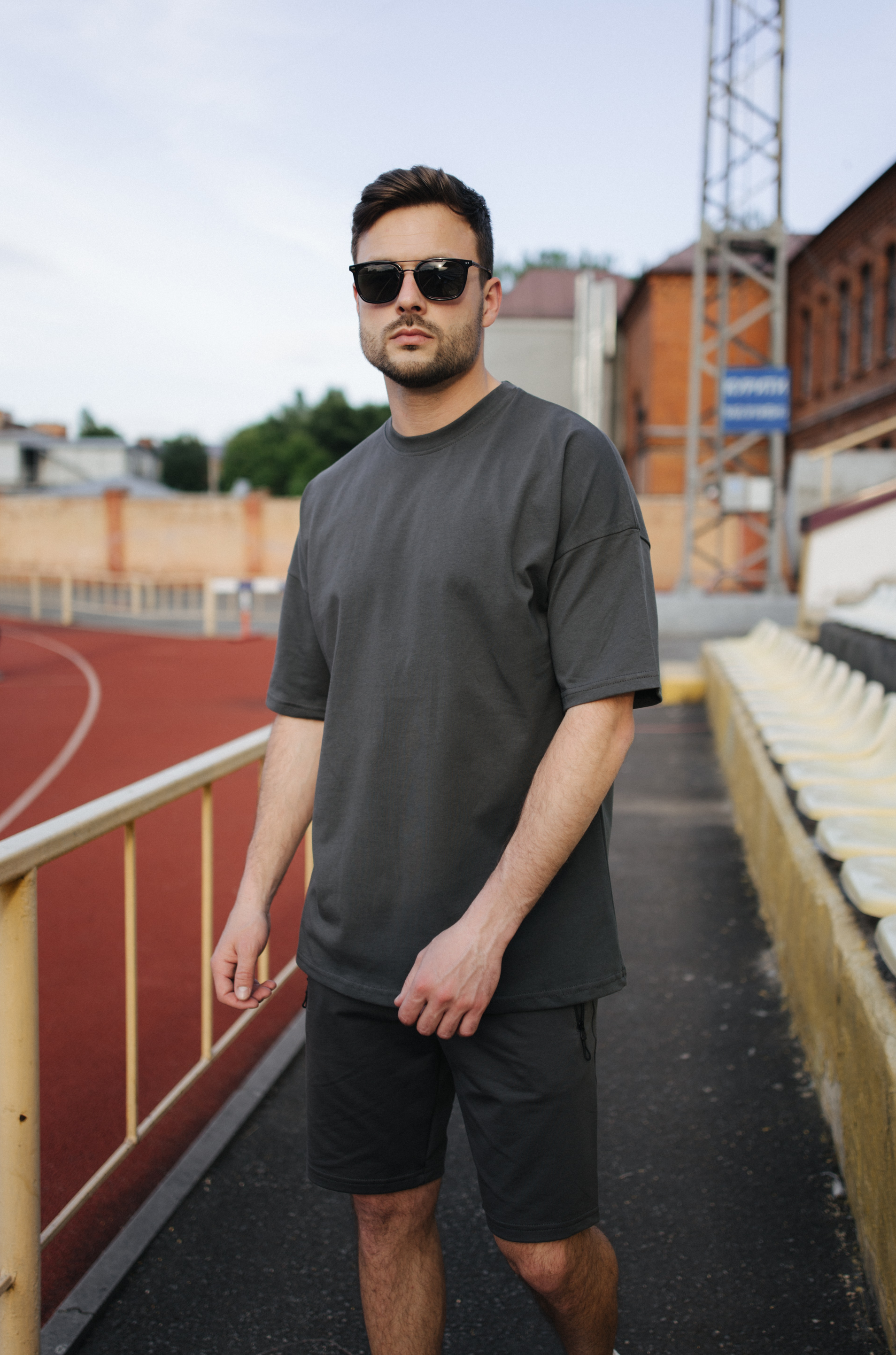 Футболка oversize зі спущеним плечем 40315