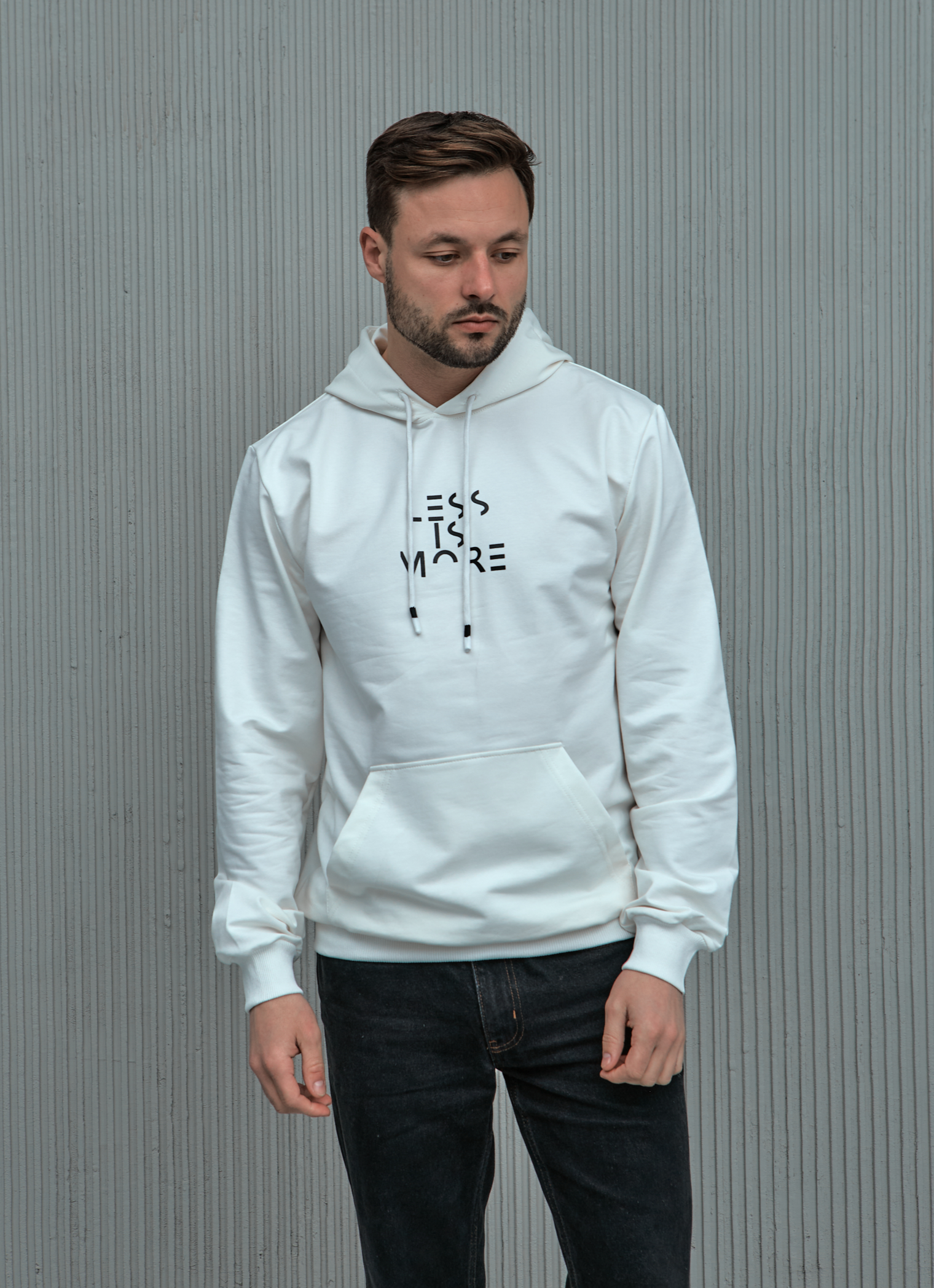 Стильное мужское худи с принтом LESS IS MORE 17349