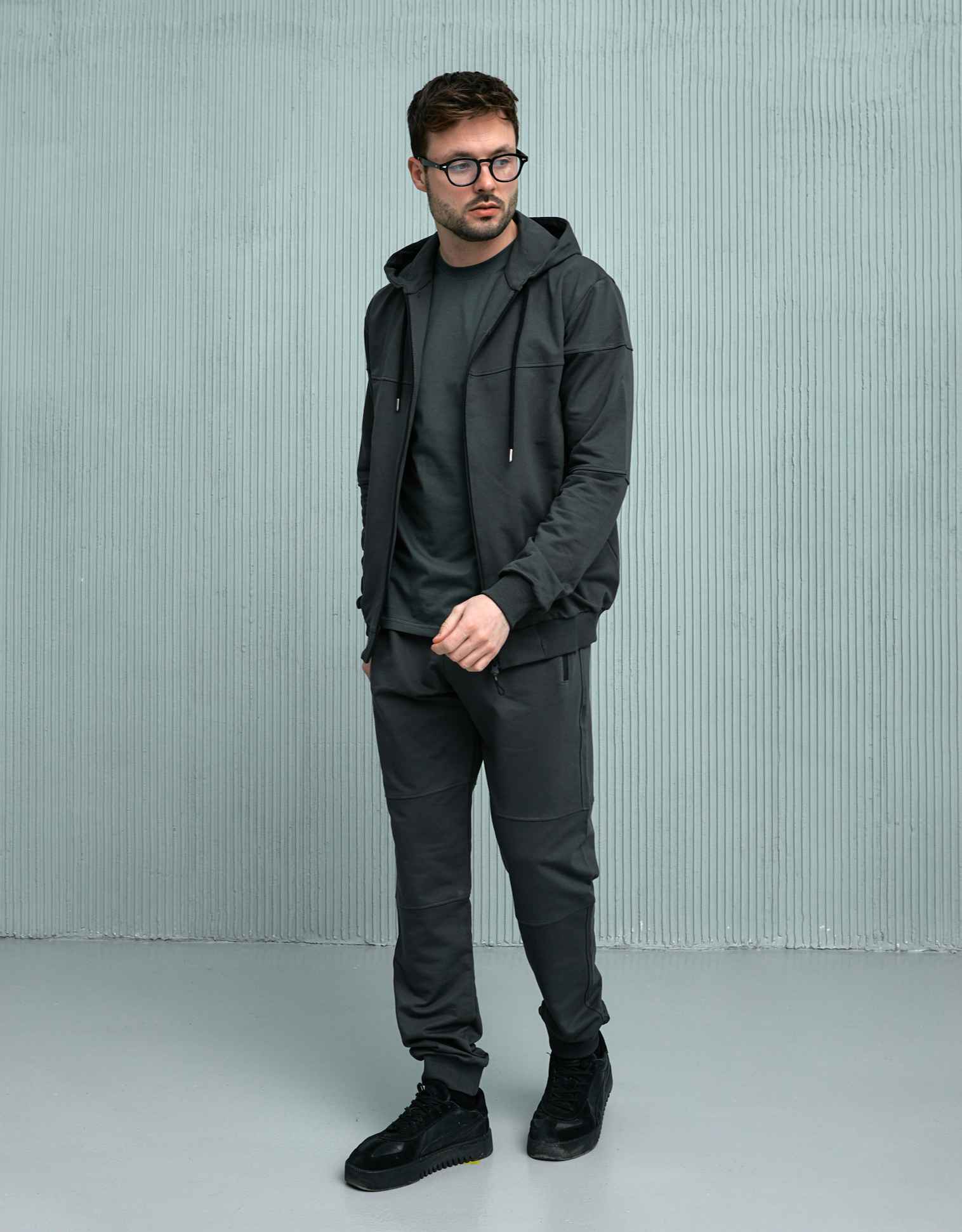 Спортивний костюм із кофтою на застібці та швами на штанах 17420