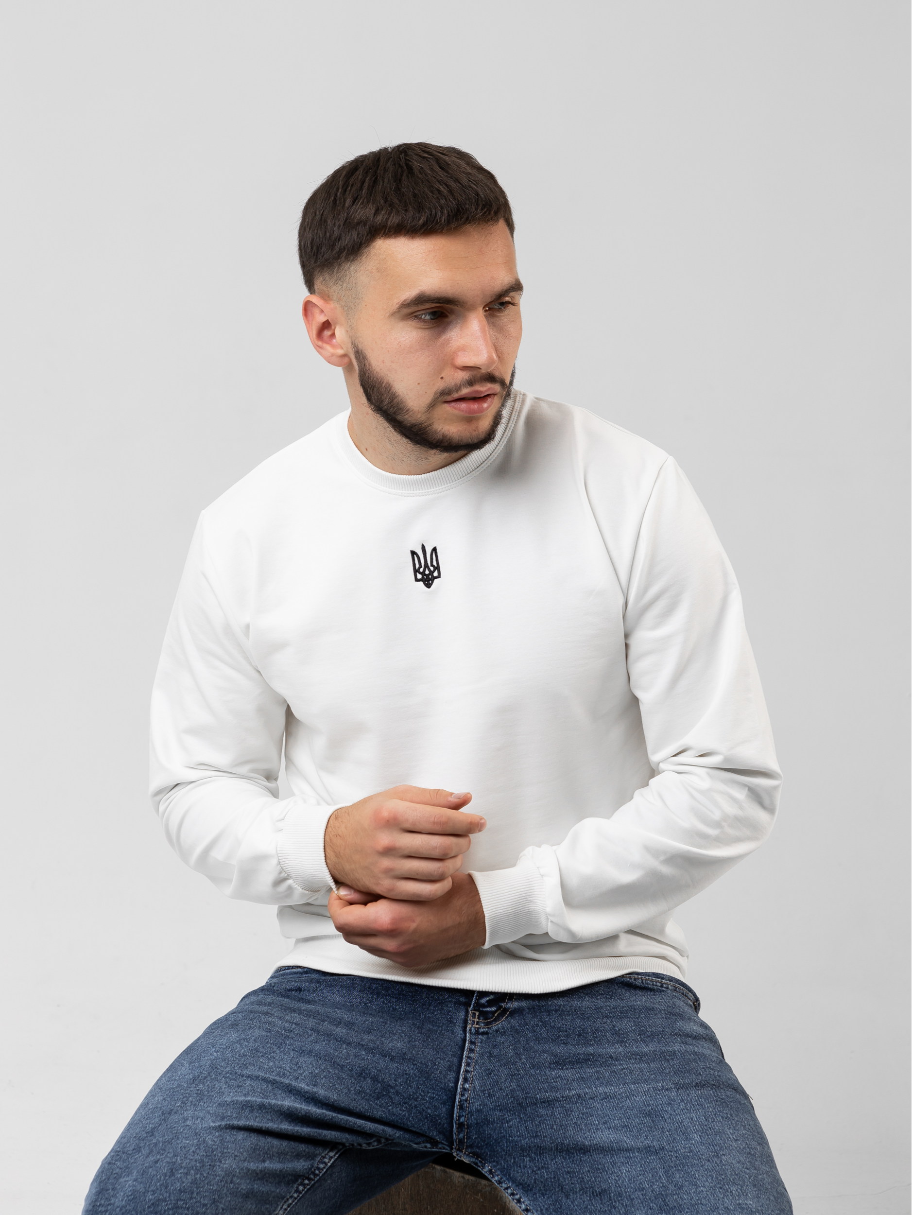 Класичний чоловічий світшот з вишитим Тризубом 17605