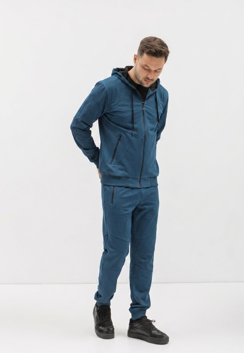 Костюм с высоким воротником и дополнительными швами на кофте и брюках 17424